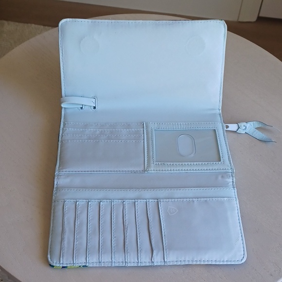 Vera Bradley RFID Wallet In The Marion Floral Pattern - Picture 8 of 17